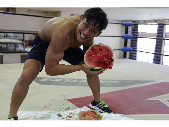 「気持ちを前面に出しダイビングヘッドバットで必ず勝つ」～稲葉大樹選手、初代王者決定トーナメントに向けてスイカにダイビングヘッドバット敢行練習公開