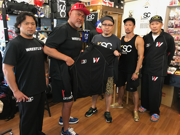 公式ジャージ！Tシャツ！ハーフパンツ！人気スポーツブランド・rscproductsとW-1のコラボが実現！9.2横浜文体大会よりコラボグッズが販売開始!!■2018.8.1WRESTLE-1記者会見